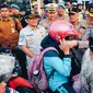 Kapolda Riau Irjen Iqbal memberikan dan memasangkan helm kepada warga dalam Operasi Keselamatan Lancang Kuning. (Liputan6.com/M Syukur)