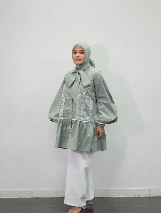 Untuk tampilan casual dengan celana, kombinasi tunik dan celana kulot menarik untuk di coba. Seperti potret Aurel Hermansyah yang satu ini. (Instagram/aurelie.hermansyah).