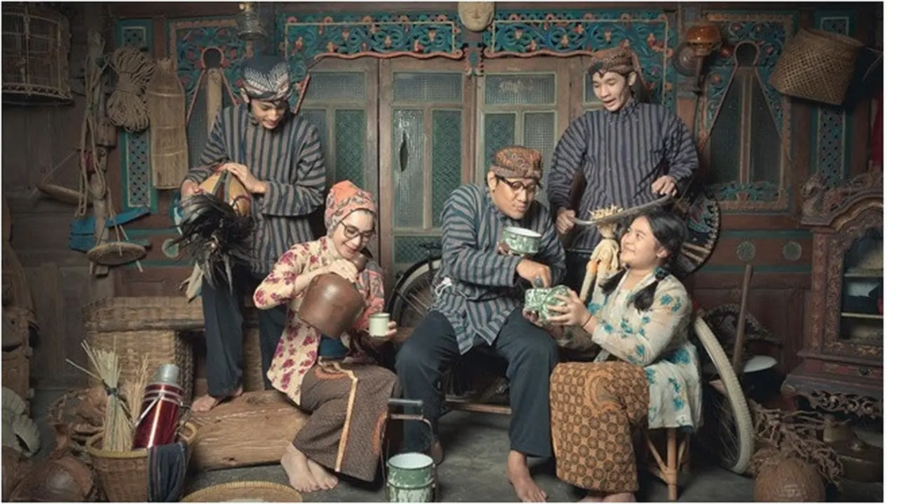 6 Potret Keluarga Andre Taulany Pakai Busana Tradisional Jawa, Curi Perhatian