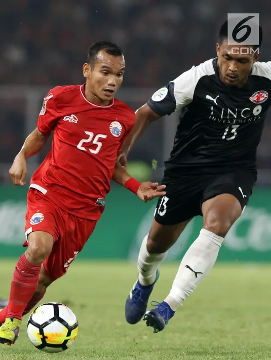 Pemain sayap Persija, Riko Simanjuntak (kiri) berebut bola dengan pemain Home United pada laga kedua Semifinal Zona Asia Tenggara Piala AFC 2018 di Stadion GBK, Jakarta, Selasa (15/5). Persija kalah 1-3 dan tersingkir. (Liputan6.com/Helmi Fithriansyah)