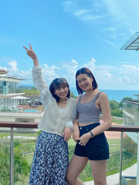 Padanan outfit motif floral juga kerap menjadi andalan gaya busananya sehari-hari. @haruuuu_chan.