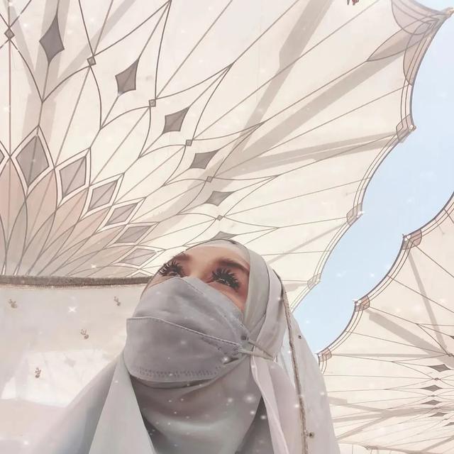 Paramitha Rusady menjalankan ibadah umrah (Foto: Instagram @paramitha118real)