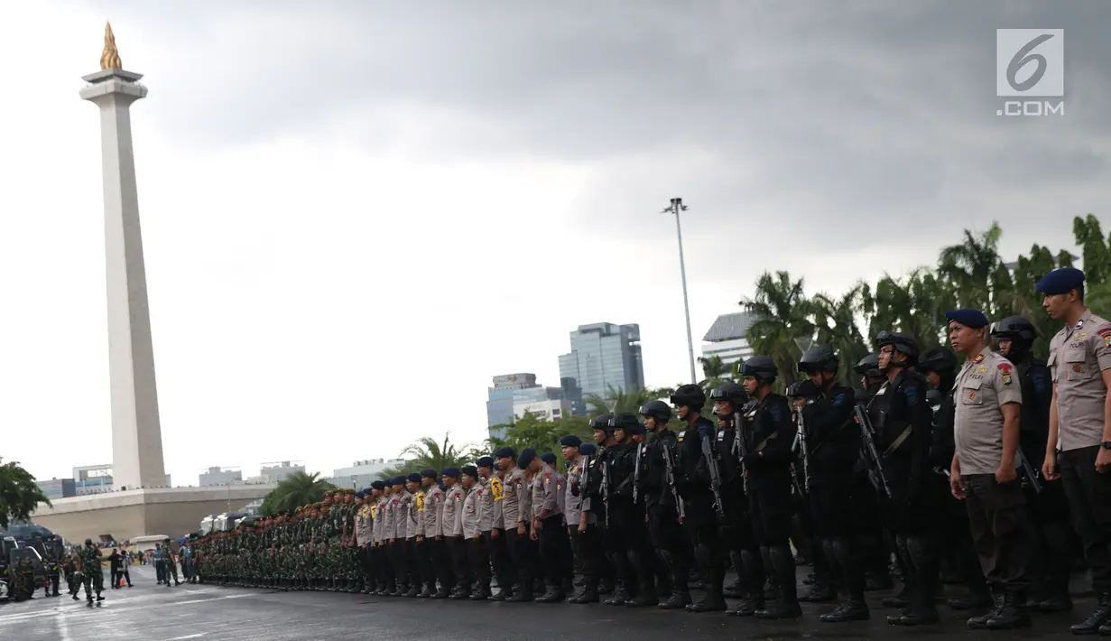 Pasukan gabungan mengikuti apel kesiapan pengamanan malam pergantian tahun di kawasan Silang Monas, Jakarta, Senin (31/12). Apel dipimpin Kapolda Metro Jaya, Irjen Pol Idham Azis bersama unsur terkait. (Liputan6.com/Helmi Fithriansyah)