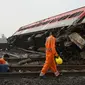 Juru bicara kereta api India Amitabh Sharma menjelaskan kecelakaan bermula setelah satu kereta penumpang bertabrakan dengan gerbong kereta lain yang sedang tergelincir. (Photo by Dibyangshu Sarkar/AFP)