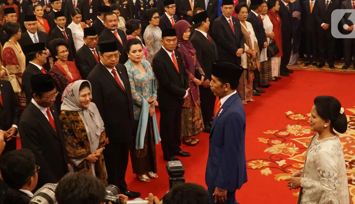 Presiden Joko Widodo (Jokowi) didampingi Ibu Negara Iriana bersiap memberikan ucapan selamat kepada para menteri seusai  pelantikan Kabinet Indonesia Maju di Istana Negara, Jakarta, Rabu (23/10/2019). (Liputan6.com/Angga Yuniar)