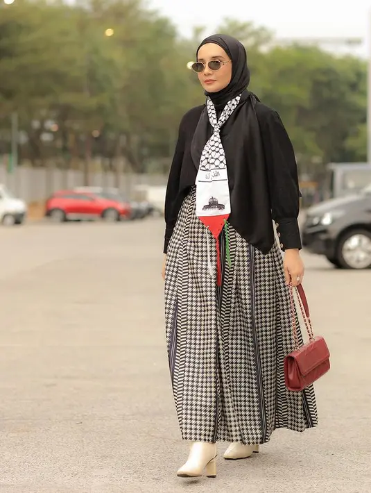 Zaskia pun semakin kece dengan kacamata hitam yang dikenakan, sambil membawa handbag maroon dengan tali rantainya.   [@zaskiasungkar15]