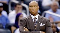 Mantan pelatih Los Angeles Lakers, Byron Scott, menjadi korban pencurian pada Sabtu (30/9/2017) waktu Los Angeles. (Bola.com/Twitter/ABC7)