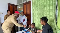 Bupati Puncak saat menjenguk pasien anak campak yang masih dirawat di RSUD Ilaga, Kabupaten Puncak, Provinsi Papua Tengah. (Liputan6.com/Katharina Janur/Kominfo Puncak)