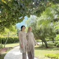 Artis berusia 29 tahun ini tampil anggun dalam balutan kebaya berwarna khaki dengan detail bordir  dibuat oleh tangan piawai desainer Fadlan. @enzystoria