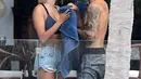 Bahkan Hailey Baldwin sempat menyodorkan handuk dan membantu Justin Bieber mengeringkan tubuhnya usai berenang. (People)