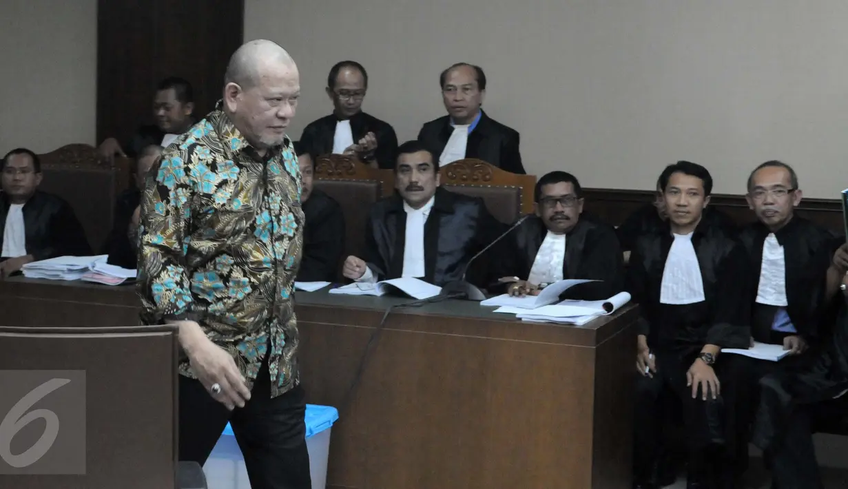 Terdakwa kasus korupsi dana hibah Kamar Dagang dan Industri Jawa Timur, La Nyalla Mattaliti, usai menjalani sidang perdana di Pengadilan Tipikor Jakarta, Senin (5/9). Sidang mengagendakan pembacaan dakwaan oleh JPU. (Liputan6.com/Helmi Afandi)