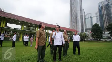 Direktur Utama PPKGB Winarto (kanan) bersama dengan Sekjen Kementrian LHK Bambang Hendroyono saat meninjau lahan eks Senayan Golf Driving Range di Jakarta, Senin (22/2). (Liputan6.com/Angga Yuniar)