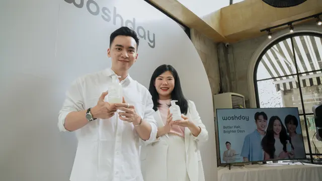 Celebrity Hairstyle sekaligus Certified Trichologist Rey Nathanael didampingi oleh Co-Founder & CMO Social Bella Indonesia Chrisanti Indiana