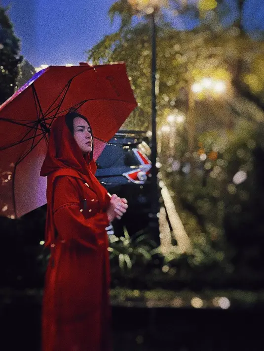 Amanda Manopo juga pernah tampil ala gadis berkerudung merah, bisa jadi inspirasi untuk gaya Halloween yang chic, nih. (IG: @amandamanopo)