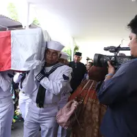 Setelah selesai di salatkan di dekat kediamannya, Masjid Imam Bonjol, acara dilanjutkan dengan upacara militer. Terlihat puluhan pasukan berseragam putih lengkap dengan senjata berbaris untuk upacara penyerahan jenazah. (Adrian Putra/Bintang.com)