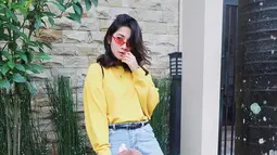 Punya gaya yang casual, penampilan manis Dinda terpancar saat menggunakan half frame berwarna merah. Tabrak warna sweater kuning dengan kacamata merah, membuatpenampilan Dinda terlihat ceria. (Liputan6.com/IG/@dindakirana.s)