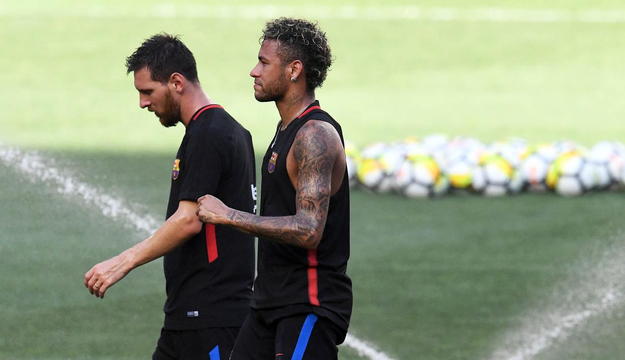 Pemain Barcelona, Lionel Messi dan Neymar, bersiap mengikuti latihan di Red Bull Arena, New Jersey, Jumat (21/7/2017). Latihan ini dilakukan jelang laga ICC 2017 melawan Juventus. (AFP/Jewel Samad)