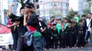 Seorang pendekar silat menangkis pukulan lawannya ketika memperagakan jurus beladiri saat Car Free Day di kawasan Senayan, Jakarta, Minggu (8/10). Aksi yang tergabung dalam Dewan Kesehatan Rakyat ini untuk memeriahkan CFD. (Liputan6.com/Fery Pradolo)