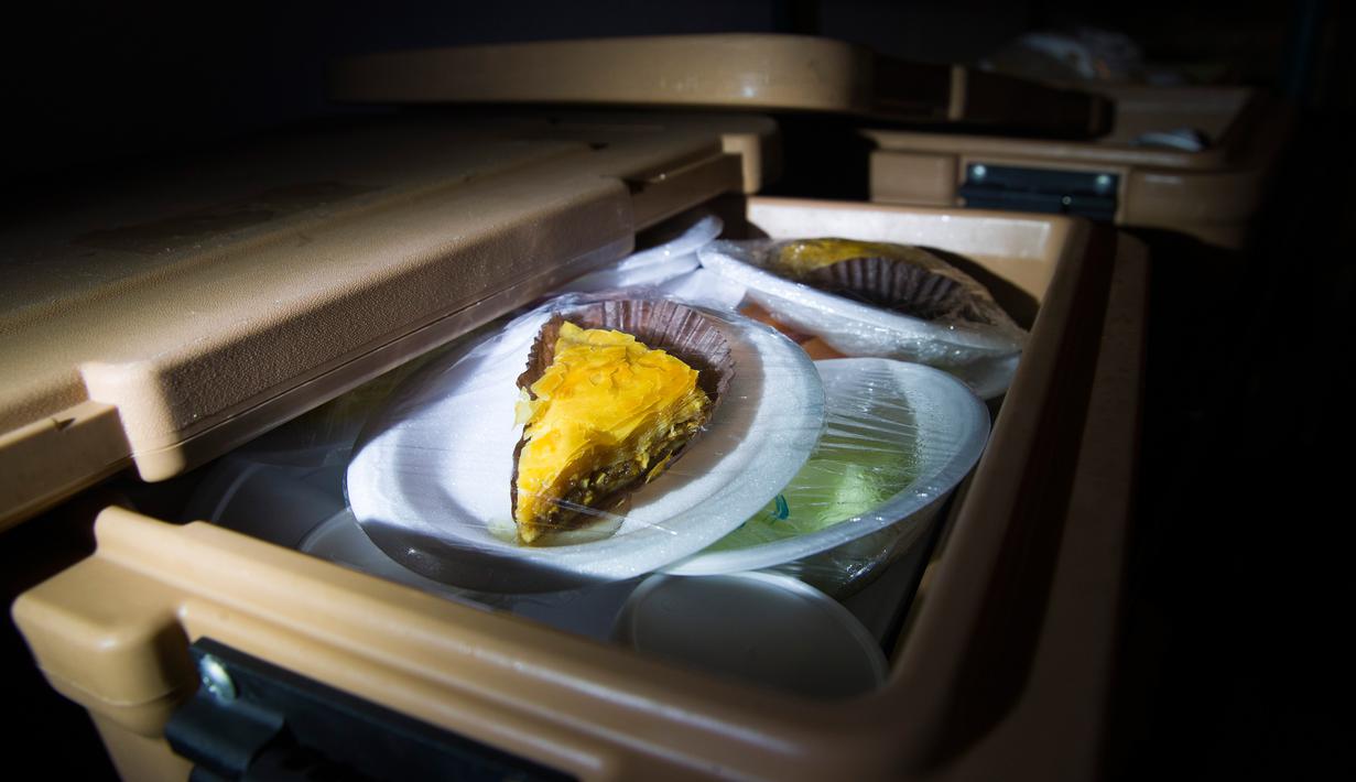 Sepotong baklava siap untuk diantarkan kepada tahanan dalam penjara Camp VI Pangkalan Angkatan Laut Teluk Guantanamo, Kuba, Rabu 17 April 2019. Guantanamo sendiri juga dianggap sebagai penjara dengan biaya operasional paling mahal di dunia. (AP Photo/Alex Brandon)