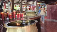 Warga merayakan Waisak dengan beribadah di Vihara Gayatri, Kecamatan Tapos, Kota Depok. (Liputan6.com/Dicky Agung Prihanto)