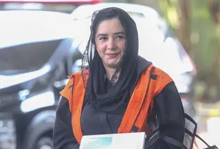 Fadia Arafiq yang kini berstatus tersangka datang membawa map putih dengan kawalan petugas keamanan. Tampak dalam foto, tersangka kasus dugaan korupsi pengadaan barang dan jasa outsourcing (tenaga alih daya) serta lainnya di lingkungan Pemerintah Kabupaten Pekalongan untuk tahun anggaran 2023–2026, Fadia Arafiq, saat tiba di Gedung Merah Putih Komisi Pemberantasan Korupsi (KPK), Jakarta, Rabu (29/4/2026). (merdeka.com/Arie Basuki)
