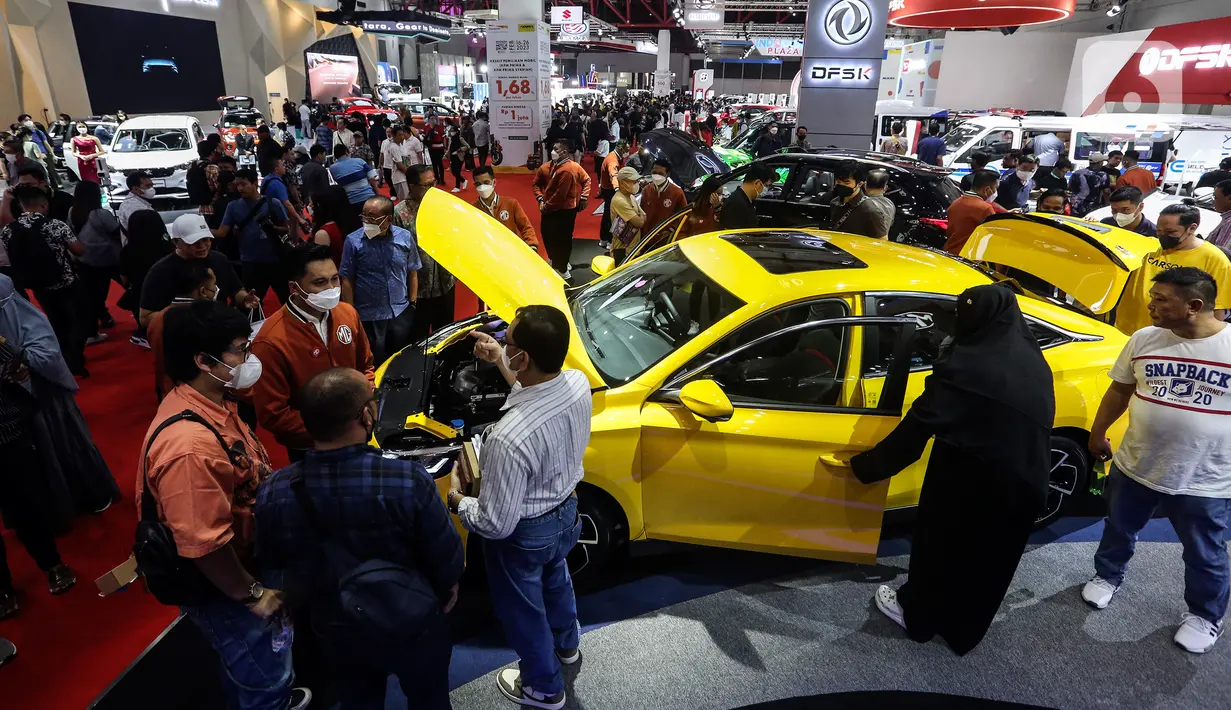 Suasana hari kedua pameran Indonesia International Motor Show (IIMS) 2023 di JIExpo Kemayoran, Jakarta Pusat, Jumat (17/2/2023). IIMS 2023 yang berlangsung hingga 26 Februari mengangkat tema "Bringing Opportunity for Otomotive Society Together" (BOOST) dan menghadirkan sekitar 40 merek otomotif dengan menampilkan produk dan konsep terbaru. (Liputan6.com/Johan Tallo)