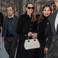 Angelina Jolie tenteng tas Dior 95.22. Foto: Vogue.