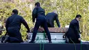 Peti mati yang membawa jenazah Ali Akbar Hashemi Rafsanjani tiba di tempat upacara pemakaman di Teheran, Iran (10/1). Mantan Presiden Iran tersebut meninggal dunia pada usia 82 tahun karena serangan jantung. (AFP/Atta Kenare)