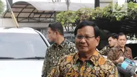 Ketua Umum Partai Gerindra Prabowo Subianto saat tiba di Kantor DPP PKS, Jakarta, Senin (30/7). Kunjungan Prabowo ke DPP PKS untuk membahas hasil pertemuannya dengan Partai Demokrat. (Liputan6.com/Herman Zakharia)