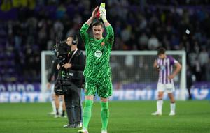 Marc-Andre ter Stegen akhirnya kembali mengawal gawang Barcelona, dan ikut membantu timnya meraih kemenangan 2-1 atas Real Valladolid pada laga pekan ke-34 La Liga di Estadio Jose Zorrilla, Minggu (4/5/2025) dini hari WIB. (AFP/Cesar Manso)
