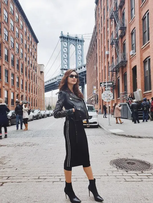 Ciptakan tampilan elegan dengan padanan slim fit dress dengan leather jacket dan sepatu boots. [Foto: IG/miktambayong].
