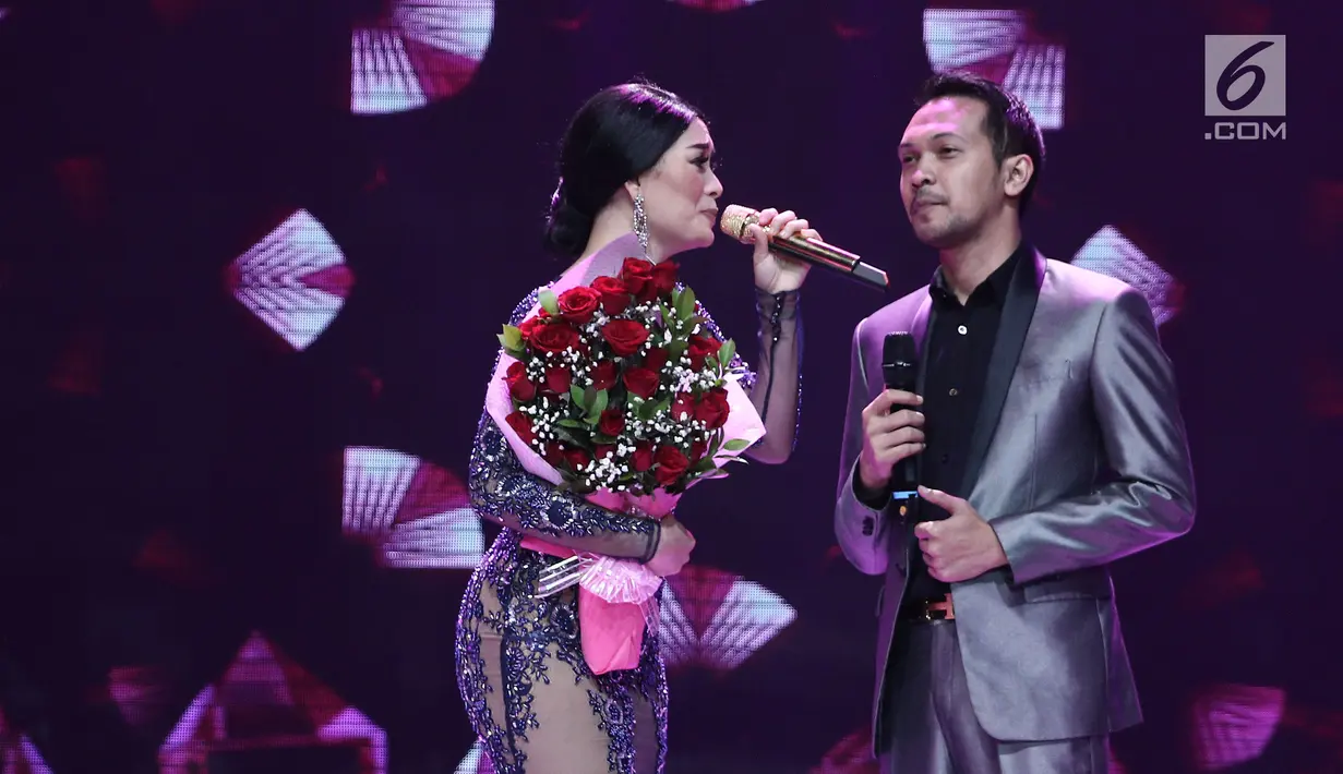 Penyanyi dangdut Zaskia Gotik menyanyi bersama kekasihnya Ryan usai melamar dirinya di acara Konser Lebaran yang bertajuk Bidadari Dangdut di Studio 5 Indosiar, Jakarta, Senin (3/7). (Liputan6.com/Herman Zakharia)