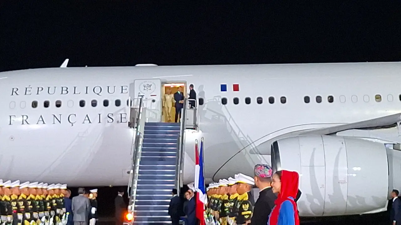 Presiden Prancis Emmanuel Macron didampingi istrinya, Brigitte Macron tiba di Indonesia dalam rangka kunjungan kenegaraan, Selasa (27/5/2025).