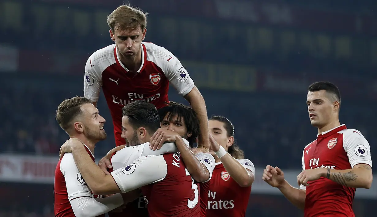 Penyerang Arsenal, Alexandre Lacazette dan rekan setimnya merayakan gol ke gawang West Bromwich Albion dalam lanjutan Liga Primer Inggris di Emirates, Senin (25/9). Lacazette menjadi pahlawan dengan dua gol yang dicetaknya. (Ian KINGTON/AFP)