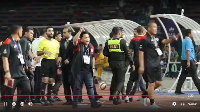 Aksi Ketua Umum PSSI Erick Thohir turun ke lapangan menenangkan pemain dan official Timnas Indonesia saat terjadi kericuhan di laga Final sepak bola SEA Games 2023
