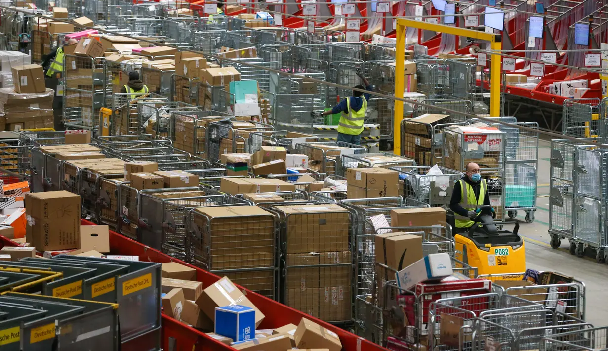 Para staf bekerja di pusat penyortiran perusahaan layanan pos Bpost, Brussel, Belgia, 26 November 2020. Menjelang Natal dan Black Friday, Bpost mencatat kenaikan jumlah paket lantaran semakin meningkatnya permintaan di sektor e-commerce. (Xinhua/Zheng Huansong)