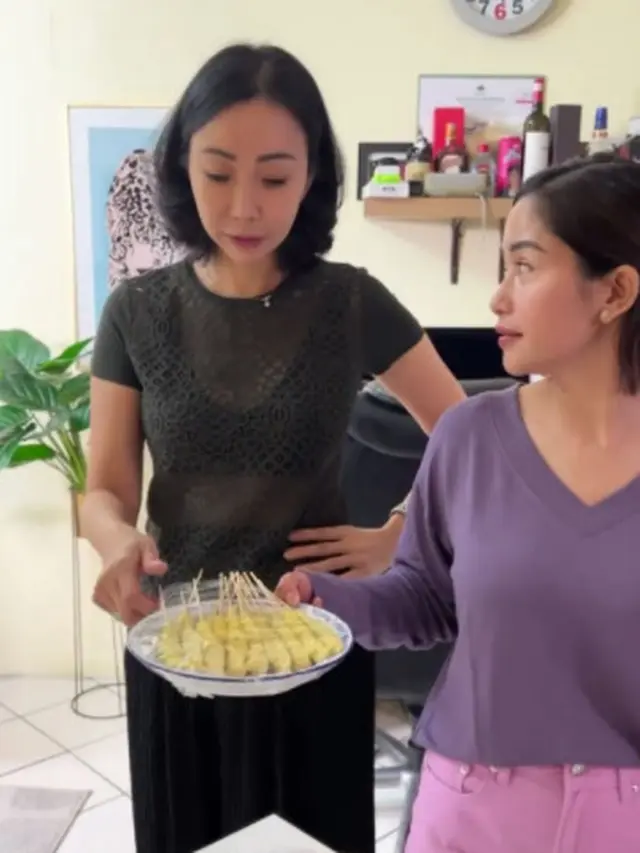 Sudah Kenal Sejak Lama, Ini 6 Potret Farida Nurhan dan Mama Livy Renata