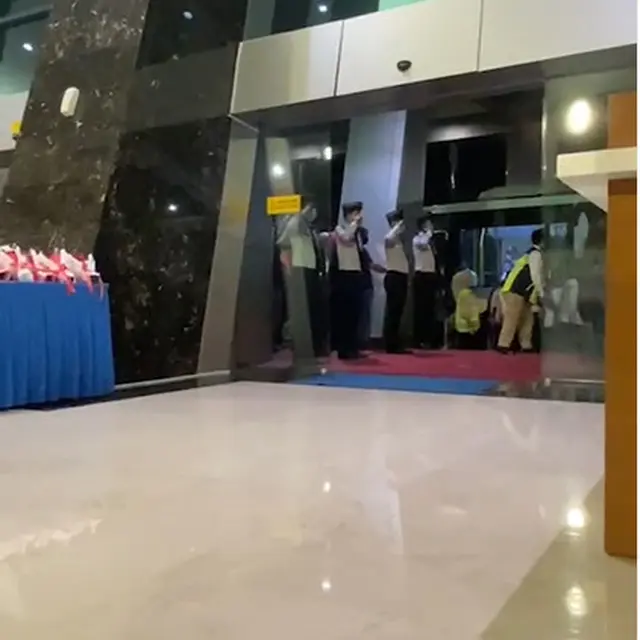 6 Momen Penyambutan Kloter Terakhir Tim Indonesia di Bandara, Riuh Teriakan Bangga
