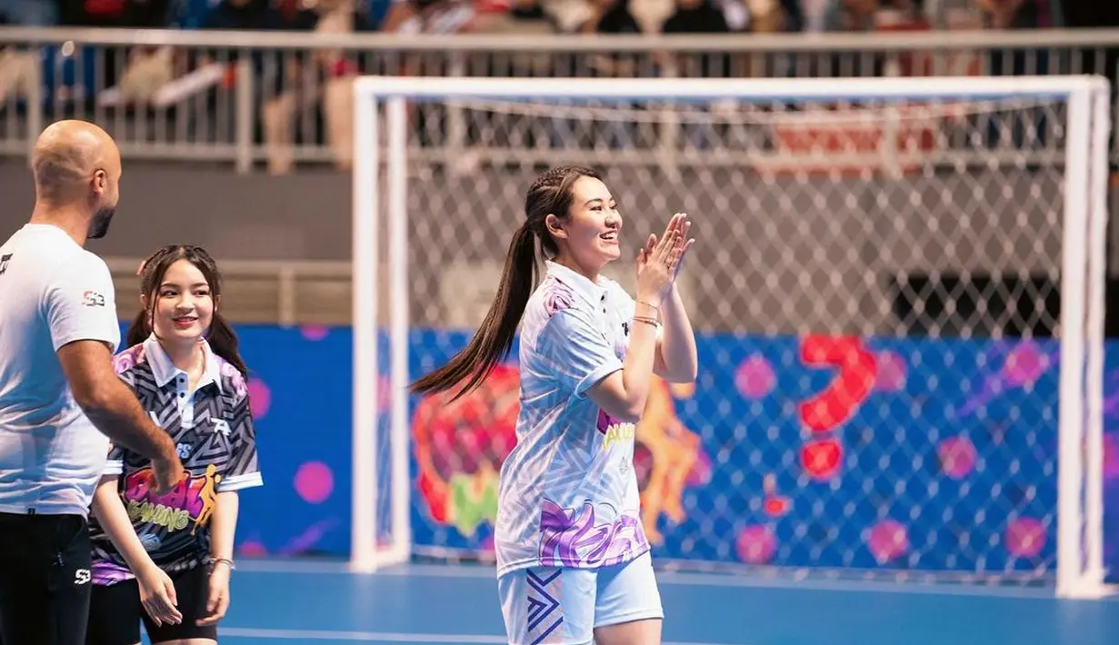 Melihat potret Aaliyah Massaid saat bermain futsal. Ia mengenakan baju futsal; jersey berkerah lengan pendek dan celana pendek bernuansa putih bermotif yang serasi. [Foto: Instagram/aaliyah.massaid]