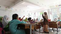 Siswa mengikuti kegiatan belajar di salah satu ruang kelas SDN Ragunan 08 yang termasuk sekolah berkonsep net zero carbon di Jakarta, Kamis (29/9/2022). Atap bangunan dibuat datar agar bisa lebih fleksibel untuk digunakan sebagai tempat bermain, olah raga, urban farming, atau untuk lokasi panel surya. (Liputan6.com/Herman Zakharia)