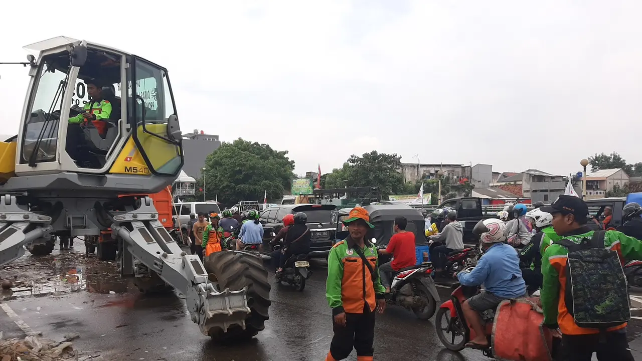 Jalan di Kampung Melayu Macet Akibat Pembersihan Sampah di Kali Ciliwung