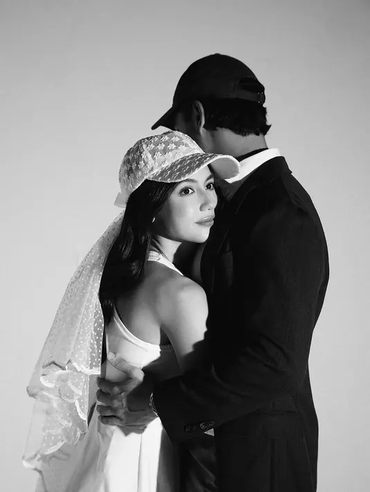 Dipadu dengan sneakers dan veil midi di bawah snapback yang sporty. Bikin tampilan Pevita Pearce tetap sporty dengan siluet ala busana pengantin [@pevpearce]