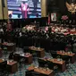 Ketua Pengadilan Tinggi DKI Jakarta Syahrial Sidik membacakan sumpah bagi sejumlah anggota DPRD DKI Jakarta yang terpilih dalam Pemilu 2019 di Gedung DPRD DKI Jakarta, Senin (26/8/2019). Sebanyak 106 anggota DPRD DKI Jakarta 2019-2024 resmi dilantik hari ini. (Liputan6.com/Faizal Fanani)