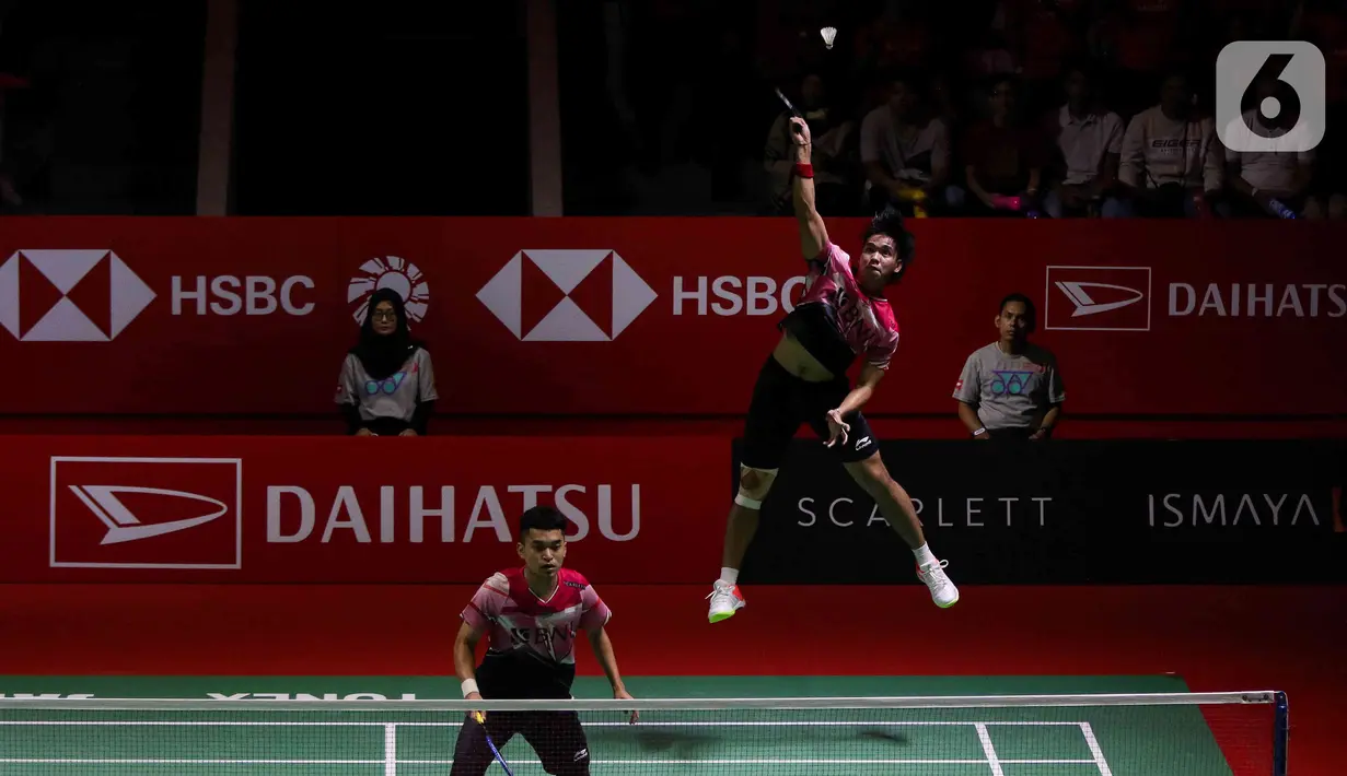 Pebulu tangkis ganda putra Indonesia Leo Rolly Carnando/Daniel Marthin saat bertanding melawan He Ji Ting/Zhou Hao Dong dari China dalam pertandingan babak final Indonesia Masters 2023 di Istora Senayan, Jakarta Pusat, Minggu (29/1/2023). Leo Rolly Carnando/Daniel Martin keluar sebagai juara Indonesia Masters 2023 seusai mengandaskan pasangan China, He Ji Ting/Zhou Hao Dong dua game langsung dengan skor 21-17, 21-16.  (Liputan6.com/Herman Zakharia)