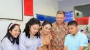 <p>"Genap 12 tahun anak kami amora, Putaran tahun shio kelinci, Konon katanya Senang mempunyai banyak teman dan mem&shy;perluas pergaulan, Pendiam dan selalu tepat janji, Suka berhemat dan pandai mengatur penge&shy;luaran, Hati-&shy;hati dalam bertindak," tulis KD. [Instagram/krisdayantilemos]</p>