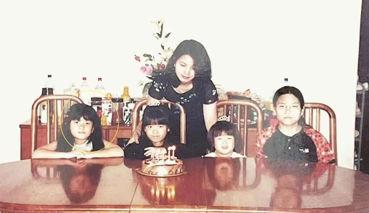 Jarak usia Valencia Tanoe saudaranya tidak jauh berbeda, oleh karenanya tak heran jika istri Kevin Sanjaya sudah sangat dekat dengan kakak dan adiknya sedari dulu. Unggah foto lawas di Instagram, tak sedikit warganet yang salah fokus dengan foto Liliana Tanoesoedibjo yang sedari dulu hingga kini tidak banyak berubah. Dari keterangan unggahannya, diketahui ini adalah foto lawas ulang tahun Jessica Tanoesoedibjo. (Liputan6.com/IG/@valenciatanoe)
