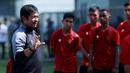 <p>Pelatih Timnas Indonesia U-22, Indra Sjafri, memberikan arahan kepada anak asuhnya saat sesi latihan Jelang persiapan SEA Games 2023 di Lapangan A Senayan, Jakarta, Selasa (7/3/2023). (Bola.com/M Iqbal Ichsan)</p>