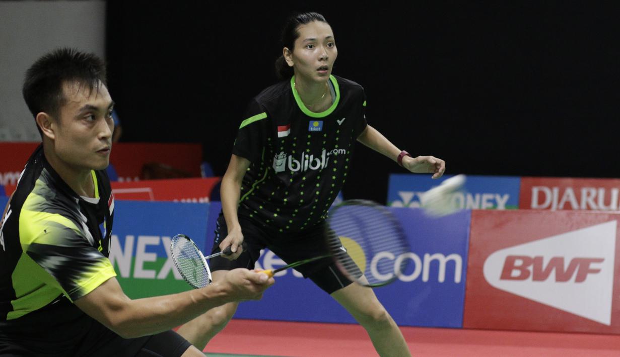 Pebulutangkis Indonesia, Hafiz Faizal / Gloria Widjaja, berusaha mengembalikan kok saat melawan pasangan Malaysia pada Indonesia Masters 2019 di Istora Senayan, Jakarta, Selasa (22/1). Hafiz / Gloria lolos ke babak kedua. (Bola.com/M. Iqbal Ichsan)