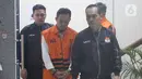 Bupati Cilacap, Jawa Tengah, Syamsul Auliya Rachman saat digiring petugas menuju mobil tahanan di Gedung Merah Putih Komisi Pemberantasan Korupsi (KPK), Jakarta, Sabtu (14/3/2026). Komisi Pemberantasan Korupsi (KPK) resmi menahan dua tersangka terkait dugaan pemerasan dan penerimaan lainnya di lingkungan Pemerintah Kabupaten Cilacap, Jawa Tengah. (Liputan6.com/Helmi Fithriansyah)