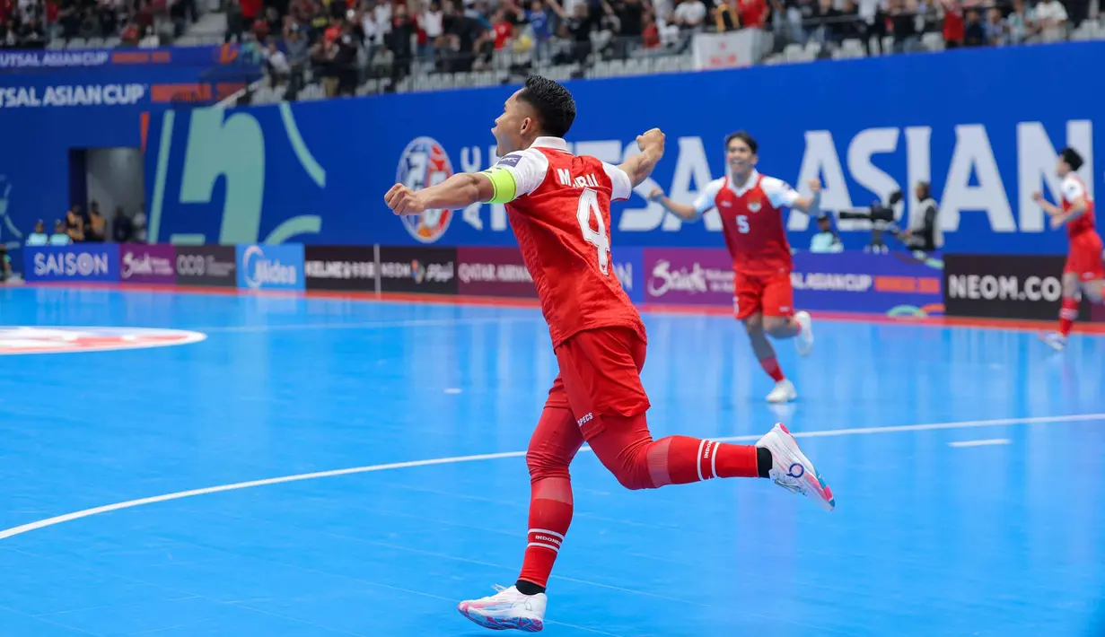 Indonesia sudah unggul 2-0 pada babak pertama melalui aksi Mochammad Iqbal dan Rio Pangestu, sebelum akhirnya menambah tiga gol lagi di babak kedua untuk menutup laga dengan skor 5-0. Tampak dalam foto, pemain Timnas Futsal Indonesia, Mochammad Iqbal merayakan golnya saat melawan Korea Selatan pada laga pertama Grup A Piala Asia 2026 di Indonesia Arena, Jakarta, pada Selasa (27/1/2026) malam WIB. (Bola.com/Bagaskara Lazuardi)